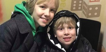 Doi frați de 10 și 7 ani au căzut de la geam, în carantină. Voiau să se joace de-a Spiderman | Demamici.ro