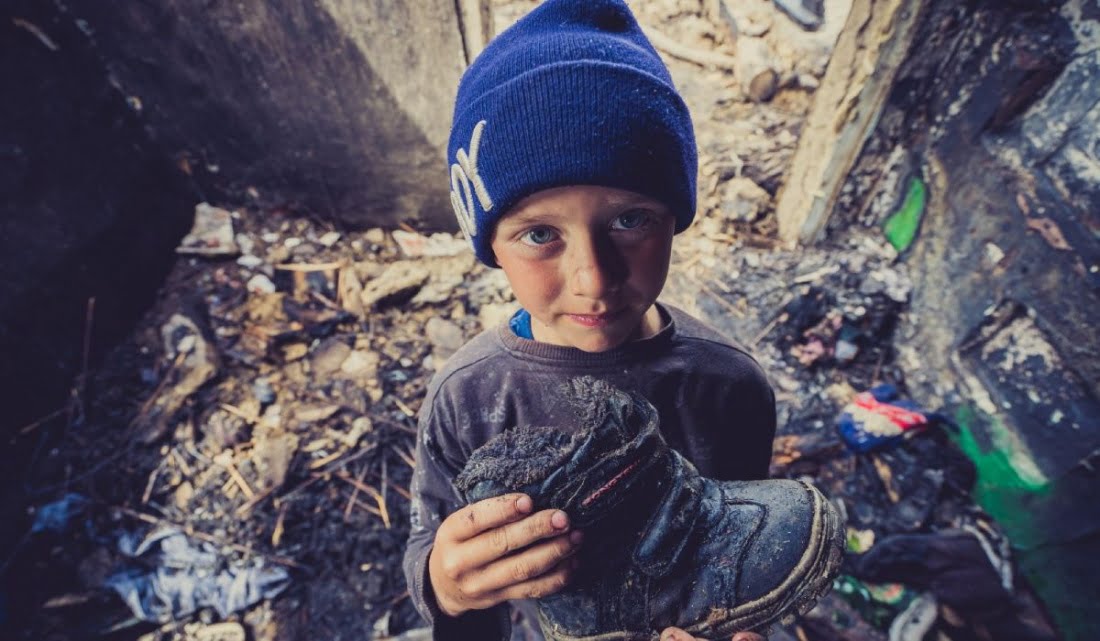 Un copil din Botoșani, cu ochii în lacrimi. A rămas desculț, fără adidași, după incendiul care a distrus casa familiei