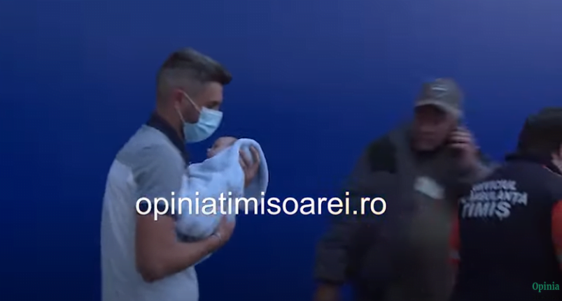 O mamă și-a aruncat bebelușul la pământ în timp ce se certa cu iubitul. Femeia a fost reținută în Timișoara VIDEO | Demamici.ro