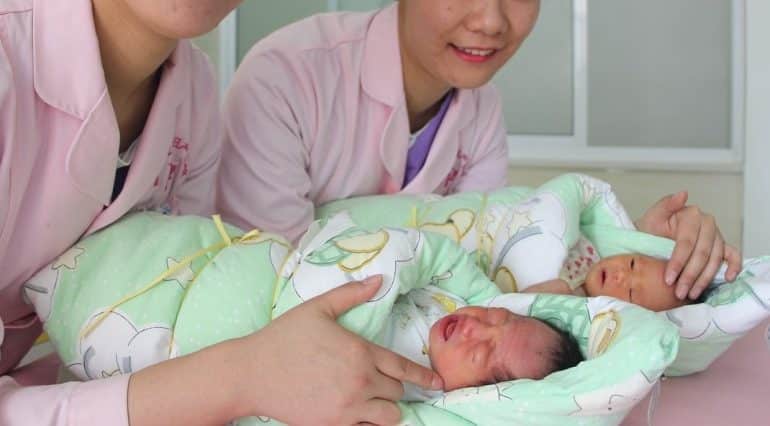 Lulu și Nana, primele fetițe gemene modificate genetic. Cercetătorul chinez a editat genetic bebeluși pentru a-i feri de boli | Demamici.ro