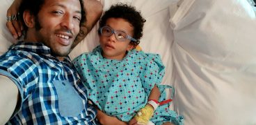 Leon, încă o victorie în fața bolii! Imagini emoționante cu băiețelul lui Kamara, în timp ce vorbește cursiv și conjugă verbe VIDEO | Demamici.ro