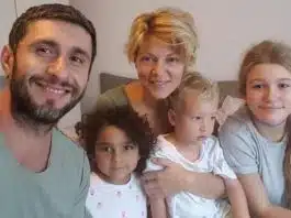 Cum arată acum fetița de etnie romă adoptată de Dana Nălbaru și Dragoș Bucur | Demamici.ro