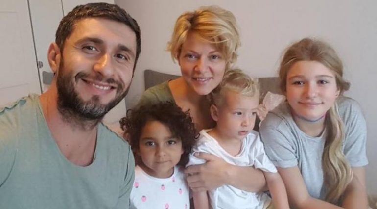 Cum arată acum fetița de etnie romă adoptată de Dana Nălbaru și Dragoș Bucur?