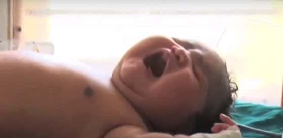 O tânără de 19 ani a născut cea mai grăsuță bebelușă din lume. Cât cântărea la naștere fetița
