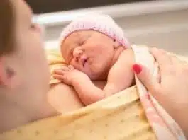 Contactul piele pe piele cu bebelusul, benefic si dupa 20 de ani | Demamici.ro
