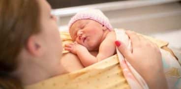 Contactul piele pe piele cu bebelusul, benefic si dupa 20 de ani | Demamici.ro