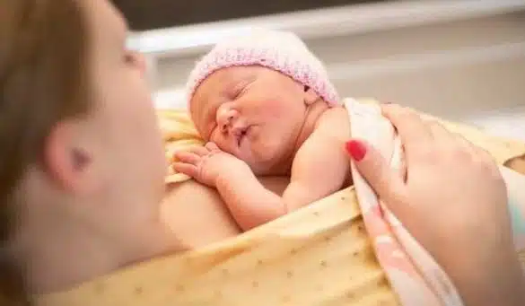 Contactul piele pe piele cu bebelusul, benefic si dupa 20 de ani | Demamici.ro