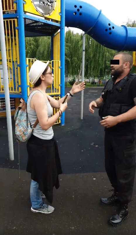 Cristina Bălan, bruscată de polițiști și de un paznic după ce baieții ei cu sindromul Down s-au urcat într-un tobogan VIDEO | Demamici.ro