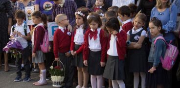 Serbările de sfârșit de an școlar, în curtea școlii, interzise de Ministerul Educației | Demamici.ro