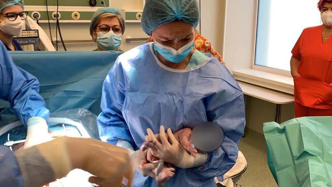 A născut tripleți la maternitatea din Iași, deși medicii nu-i dădeau vreo șansă: "Are un singur ovar și nici istoric de sarcină gemelară în familie"