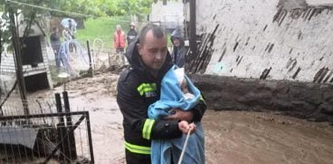 Ciprian, pompierul care a salvat un bebeluș din calea viiturilor, ieșise din tura de 24 de ore însă s-a întors după copil | Demamici.ro