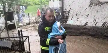 Ciprian, pompierul care a salvat un bebeluș din calea viiturilor, ieșise din tura de 24 de ore însă s-a întors după copil | Demamici.ro