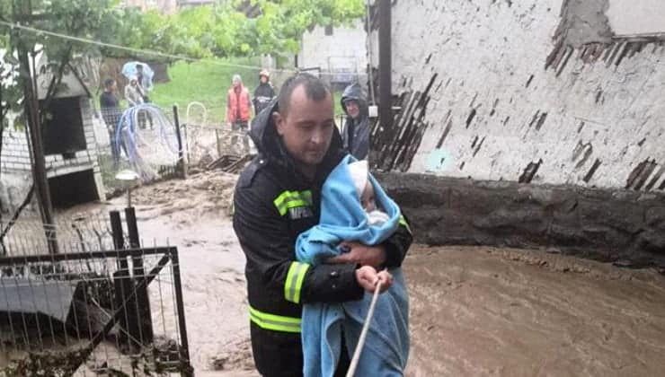 Ciprian, pompierul care a salvat un bebeluș din calea viiturilor, ieșise din tura de 24 de ore însă s-a întors pentru copil