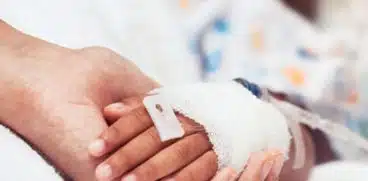 Un băiețel de 6 ani din Bihor a murit după ce s-a rănit accidental cu un cuțit. Se juca cu frații lui | Demamici.ro