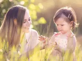 Naturalețe și bucurie, într-o ședință foto outdoor. Frumusețea emoțiilor surprinsă impecabil de Little Sunshine Studio | Demamici.ro