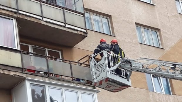 Un copil de 2 ani din Focșani și-a încuiat mama în balcon și s-a uitat liniștit la TV