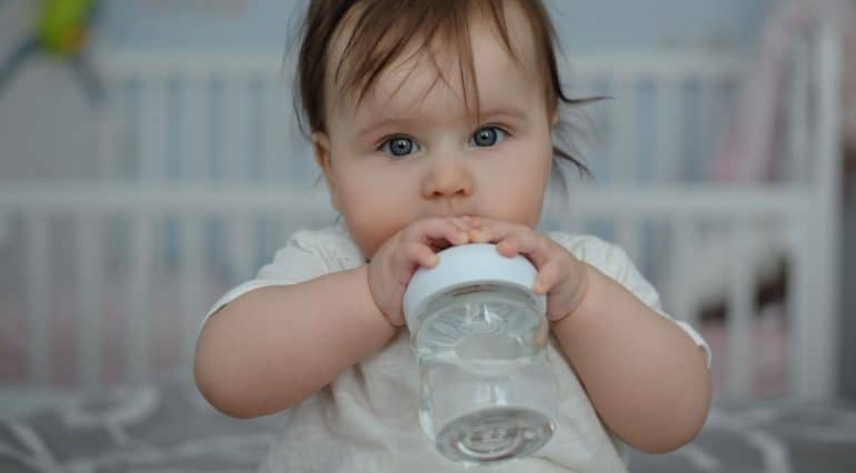 Hidratarea bebelușului. Câtă apă trebuie să bea zilnic