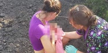 Un bebeluș a fost născut pe câmp și abandonat într-o vie. O femeie din sat l-a alăptat ca pe propriul copil: „Se vedea că e flămând. Era gol printre spini și plângea” | Demamici.ro