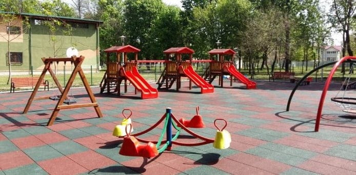 Tragedie la un loc de joacă din România. O fetiță de 6 ani a murit după ce a fost lovită de un băiat | Demamici.ro
