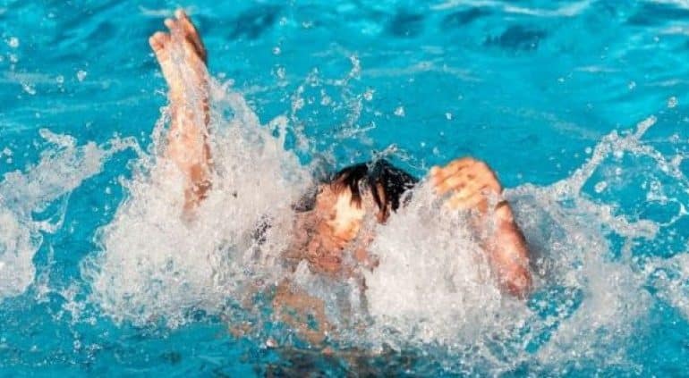 Doi frați, în vârstă de 1 si 3 ani, s-au înecat după ce au căzut în piscina familiei | Demamici.ro