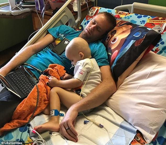 Micul luptator! Un baietel de 4 ani a invins un tip foarte rar de cancer | Demamici.ro
