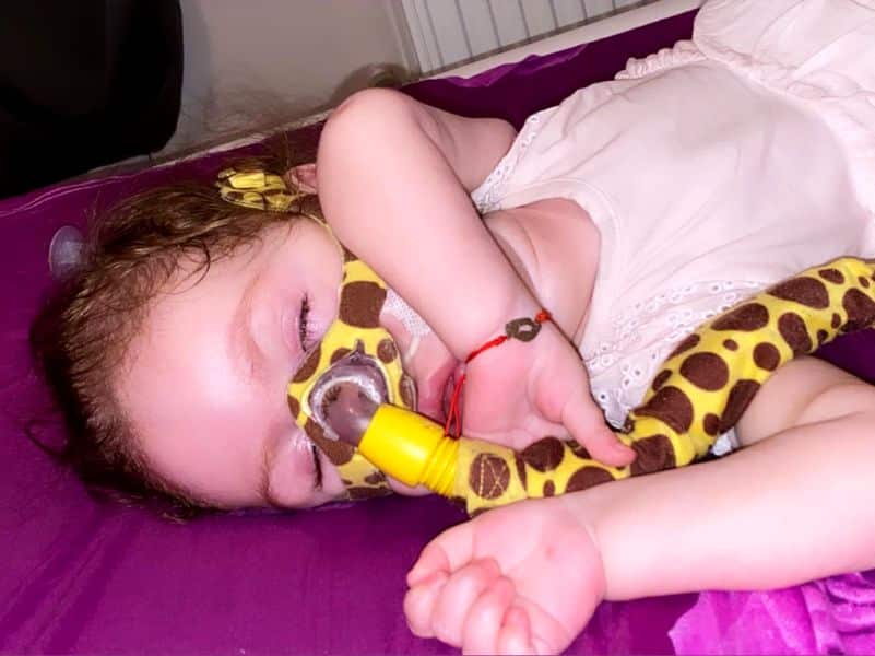 Alessia respiră zi de zi prin "sonda-girafă" din cauza unei maladii cumplite. La 1 an și jumătate, fetița a învățat deja că viața e o luptă