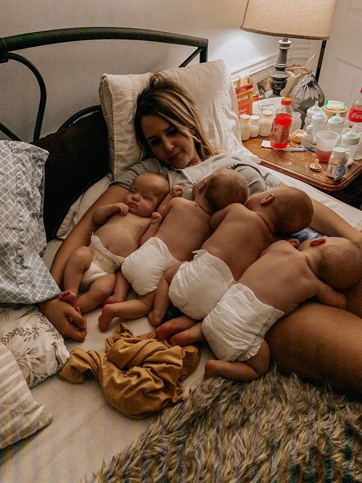 Mamă la 29 de ani cu 5 copii. Patru dintre ei sunt născuți în același timp