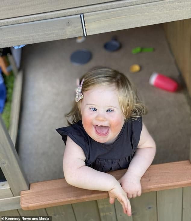 O fetiță de 2 ani cu Sindromul Down, model pentru o firmă de haine pentru copii. zâmbetul ei i-a cucerit pe toți