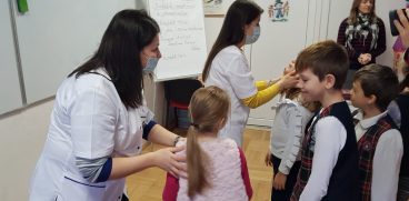 Fără triaj epidemiologic la elevi. Părinții, obligați să verifice temperatura copilului zilnic |Demamici.ro