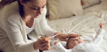 Frecție cu spirt sau oțet, o metodă „băbească” periculoasă! De ce să nu-i faci niciodată asta copilului | Demamici.ro