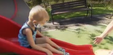 Bucurie pentru copiii de la Institutului Oncologic din Capitală. Voluntarii au transformat curtea spitalului, lăsată în paragină, în loc de joacă | Demamici.ro