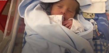 A venit pe lume în timpul exploziei de la Beirut. Momente de panică în sala de naștere: „Căzuse tavanul peste ei, credeam sunt răniți!” VIDEO | Demamici.ro