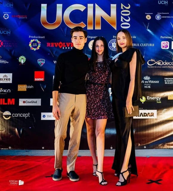 Andreea Marin, alături de fiica ei, Violeta, și băiatul cel mare al lui Ștefan Bănică Jr. Cei doi frați adolescenți, așa cum rar sunt văzuți