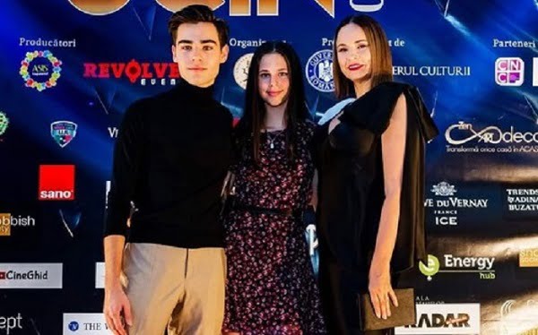 Andreea Marin, alături de fiica ei, Violeta, și băiatul cel mare al lui Ștefan Bănică Jr. Cei doi frați adolescenți, așa cum rar sunt văzuți