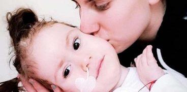 Alessia respiră zi de zi prin „sonda-girafă” din cauza unei maladii cumplite. La 1 an și jumătate, fetița a învățat deja că viața e o luptă | Demamici.ro