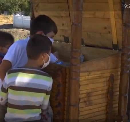 România, țara copiilor flămânzi. Un preot din Galați a transformat cutia milei într-un spațiu unde oamenii pot dona mâncare