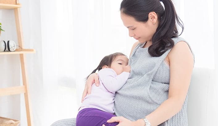 Alăptatul în sarcină, periculos sau nu? Cât de sigur este pentru mamă și bebelușul din burtică | Demamici.ro