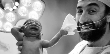 Bebeluș, născut în pandemie, smulge masca medicului și ne oferă tuturor o lecție importantă | Demamici.ro