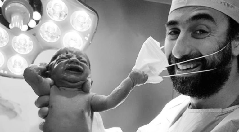 Bebeluș născut în pandemie, smulge masca medicului și ne oferă tuturor o lecție importantă