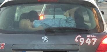 Scene ireale la Cluj. Copil mic plimbat cu mașina, lipit de lunetă: „Nu este o glumă, e cât se poate de real” | Demamici.ro