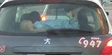 Scene ireale la Cluj. Copil mic plimbat cu mașina, lipit de lunetă: „Nu este o glumă, e cât se poate de real” | Demamici.ro