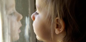 Ferestrele, un pericol real pentru copii! O fetiță de aproape 3 ani din Mangalia a murit după ce a căzut în gol de la etajul 3 | Demamici.ro