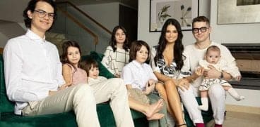 Adi Sînă, testat pozitiv, s-a izolat în aceeași casă cu Anca Serea și cei șase copii: „Ei îmi lăsau mâncarea la uşă, la camera de la mansardă” | Demamici.ro