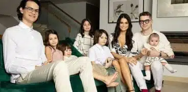 Adi Sînă, testat pozitiv, s-a izolat în aceeași casă cu Anca Serea și cei șase copii: „Ei îmi lăsau mâncarea la uşă, la camera de la mansardă” | Demamici.ro