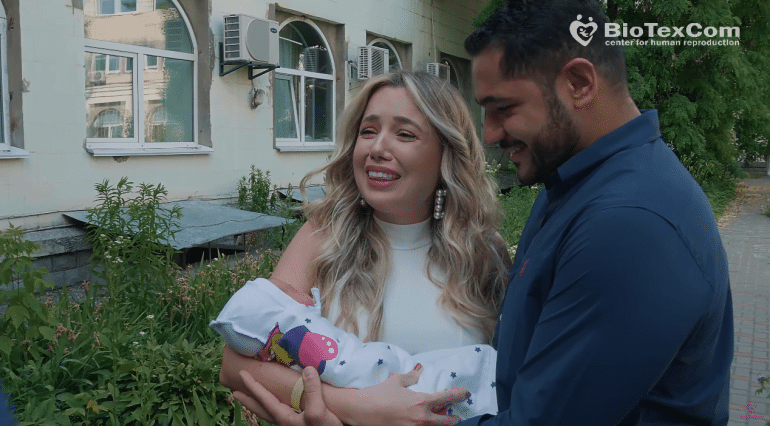 După 8 ani de sarcini pierdute și multe lacrimi, a devenit mămică! Cum a fost ziua în care și-a strâns pentru prima dată fiica la piept VIDEO emoționant | Demamici.ro