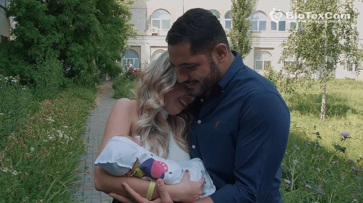 După 8 ani de sarcini pierdute și multe lacrimi, a devenit mămică! Cum a fost ziua în care și-a strâns pentru prima dată fiica la piept VIDEO emoționant | Demamici.ro