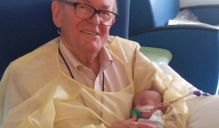 "Bunicul de la Terapie Intensivă", cel care a îngrijit timp de 14 ani bebelușii bolnavi, a murit răpus de cancer