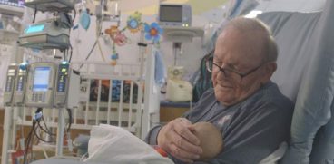 „Bunicul de la Terapie Intensivă”, cel care a îngrijit timp de 14 ani bebelușii bolnavi, a murit răpus de cancer | Demamici.ro