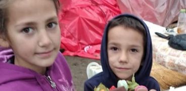 Doi frați de la țară s-au speriat de apa caldă de la baie când au văzut-o prima dată. Au trăit toată viața într-o căsuță de chirpici | Demamici.ro