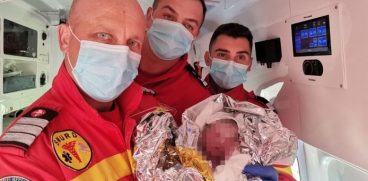 O gravidă din Bistrița a născut în ambulanță, cu paramedicii. Voinicelul Andrei s-a grăbit să vină pe lume | Demamici.ro